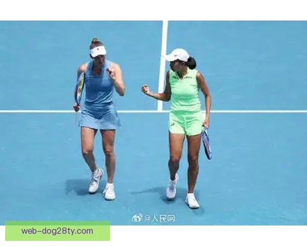 颁奖张帅亲吻澳网女双杯齐祝贺 颁奖张帅亲吻澳网女双杯齐祝贺